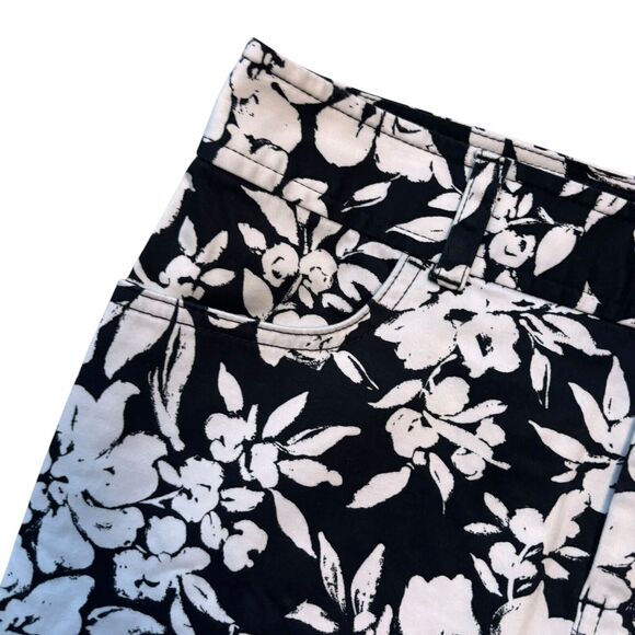 𝅺Chaps Women’s Size 4 Cotton Blend Black White Floral Skirt EUC Z122 - Picture 3 of 5